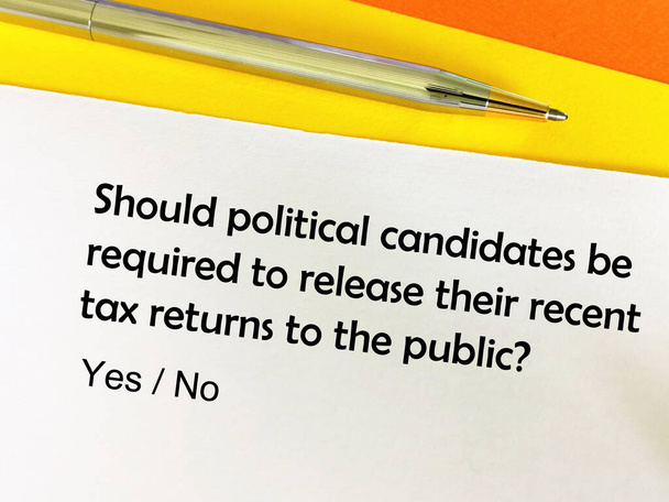 Une personne répond à une question sur la publication de déclarations de revenus récentes par des candidats politiques.. - Photo, image