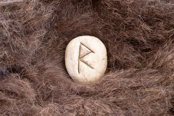 Raido nebo Raidho Severská kamenná runa na kožešině. Písmeno Raed z vikinské abecedy. - Fotografie, Obrázek
