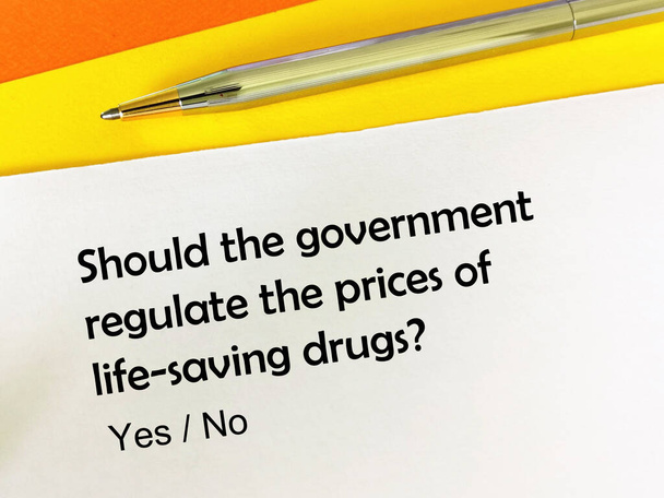Yksi henkilö vastaa kysymykseen ihmishenkiä säästävien lääkkeiden hintojen sääntelystä. - Valokuva, kuva