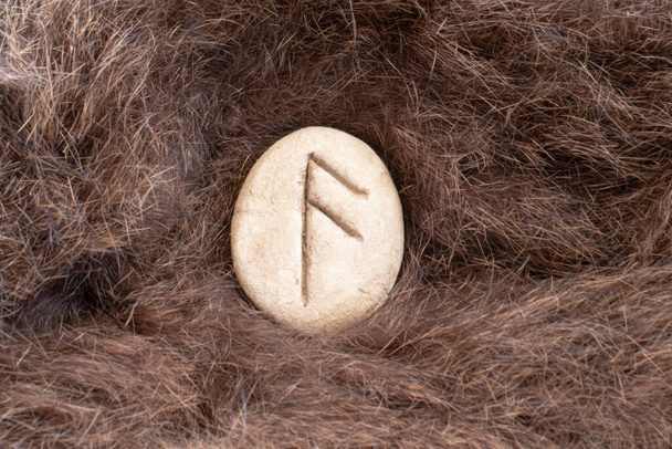 Ansuz Nordic πέτρα ρούνος σε γούνα. Επιστολή Aesc του αλφαβήτου Viking. - Φωτογραφία, εικόνα