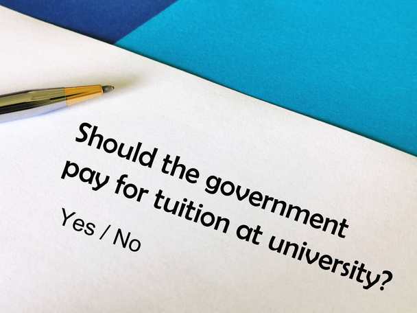 Bir kişi, devlet tarafından üniversite harcı ödenmesi ile ilgili soruları yanıtlıyor. - Fotoğraf, Görsel