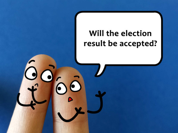 Zwei Finger sind als zwei Personen dekoriert. Sie reden miteinander. Sie diskutieren über das Wahlergebnis. - Foto, Bild