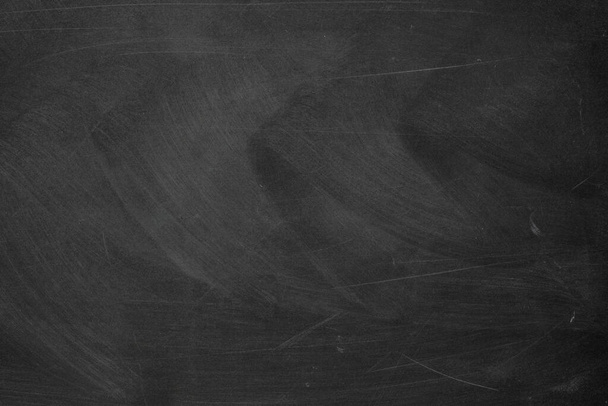 Texture de craie frottée sur fond de tableau noir ou de tableau noir. Éducation scolaire, toile de fond sombre ou concept d'apprentissage. - Photo, image
