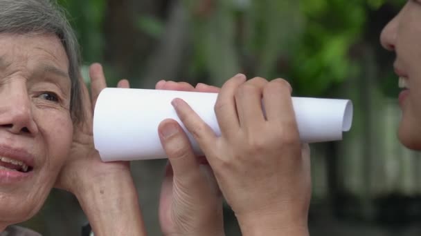 Filha conversando com idosos deficientes auditivos, usando tubo de papel - Filmagem, Vídeo