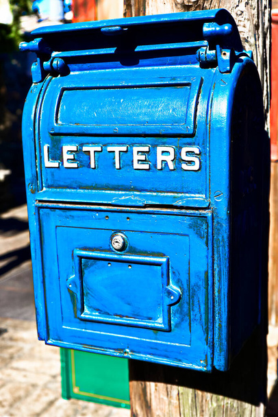 Boîte aux lettres bleue antique sur le télégraphe en bois.Boîte aux lettres en métal vintage Vue de face de Very Old (Vintage) grande boîte aux lettres bleue US.  - Photo, image