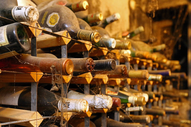 vieilles bouteilles de vin dans la cave - Photo, image