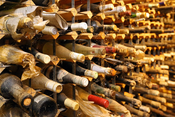 vieilles bouteilles de vin dans la cave - Photo, image