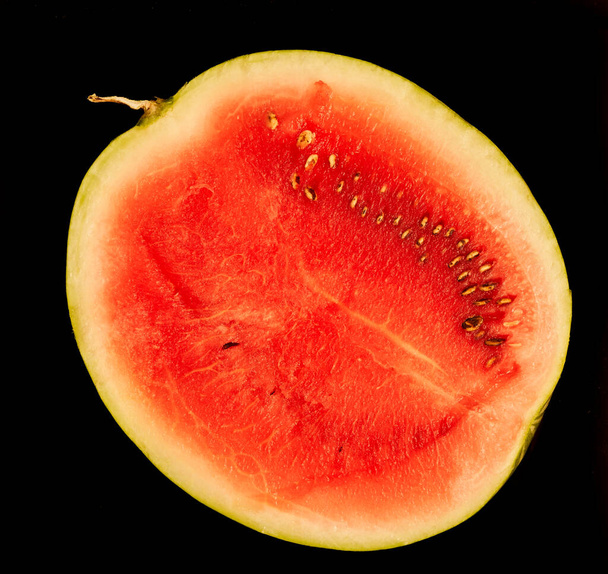  red watermelon lies on the kitchen table                          - Fotoğraf, Görsel