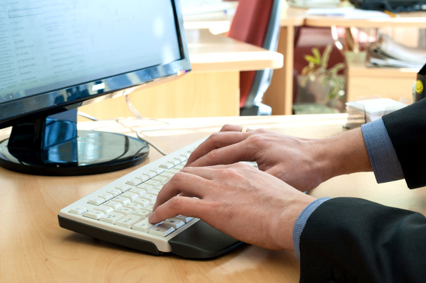 człowiek w ręce na białym klawiatury. pisząc na maszynie - Zdjęcie, obraz