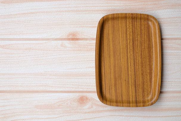 Placa de madera sobre fondo de madera
 - Foto, Imagen