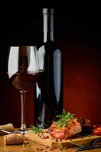 grillowany stek z rozmarynem i wina - Zdjęcie, obraz