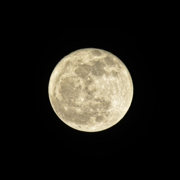 Pleine lune dans le ciel nocturne sombre. Contexte abstrait
. - Photo, image