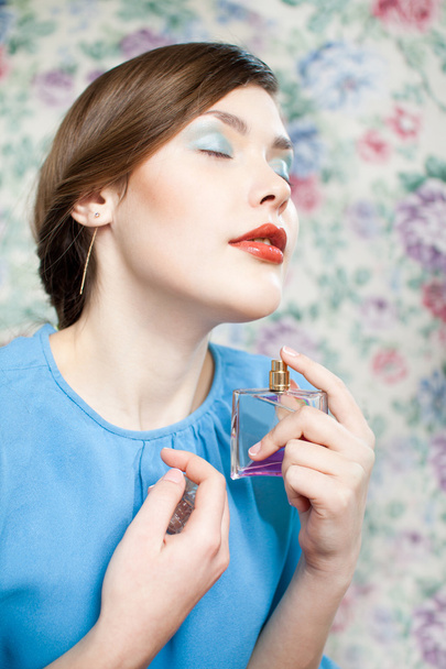 vrouw met parfum - Foto, afbeelding