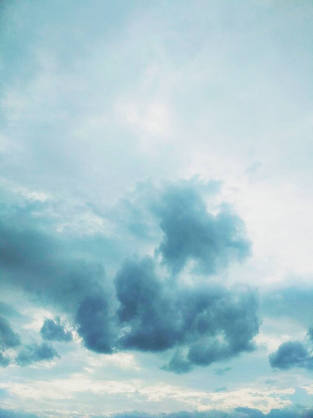 Fondo natural, cielo cubierto de hermosas nubes  - Foto, imagen