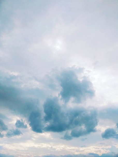 Природний фон, небо вкрите красивими хмарами
  - Фото, зображення