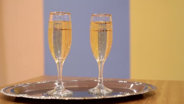 twee glazen met champagne staande op de tabel - Video