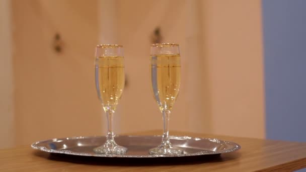 Dois copos com champanhe em pé sobre a mesa
 - Filmagem, Vídeo