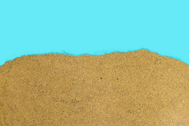 arena sobre fondo azul, concepto de verano. - Foto, imagen