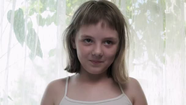 Mielen räjäyttämä reaktio tyttö ilmaisee järkytyksensä jotain uskomatonta - Materiaali, video