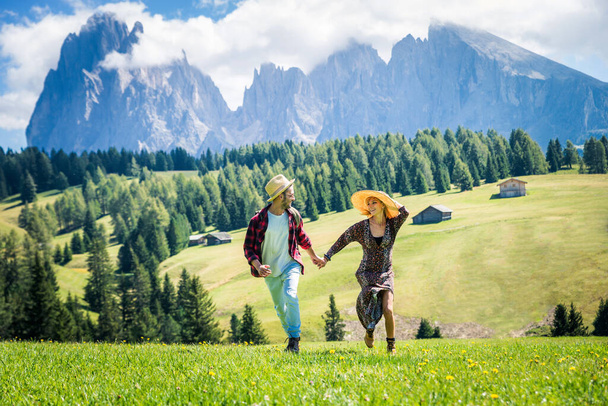 Beautiful young couple travelling in the Dolomites, Italy - Two lovers having a day trip in the nature - Foto, Imagem
