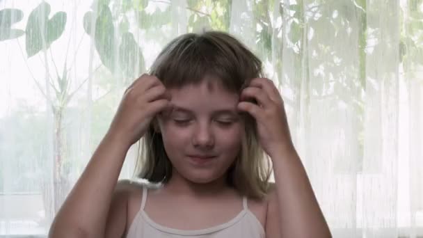 Reacción alucinante de una chica expresando su conmoción por algo increíble - Metraje, vídeo