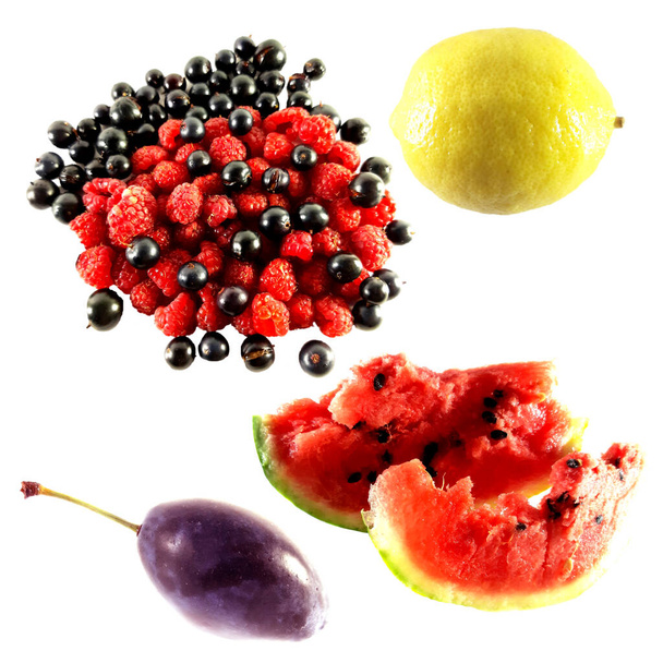 Zitrone, Wassermelone, Beeren, Pflaume. Set isolierter sommerfrischer vegetarischer Zutaten in Zusammensetzung. Gruppenfoto gesunde Lebensmittel isolierte Farbe - Foto, Bild