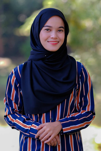 Portré aranyos maláj ázsiai hölgy visel hidzsáb szabadban. - Fotó, kép