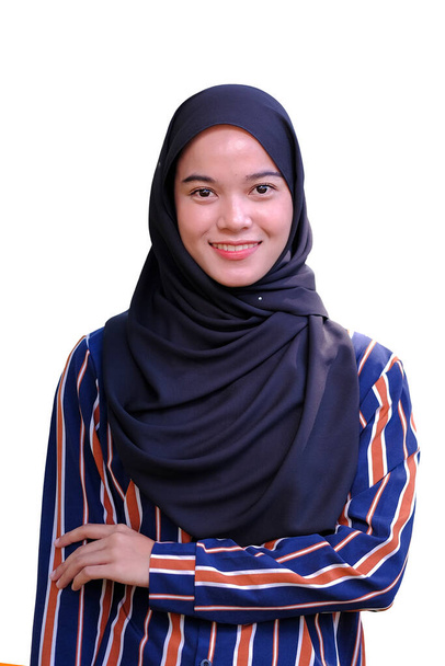 Portré aranyos maláj ázsiai hölgy visel hidzsáb szabadban. - Fotó, kép