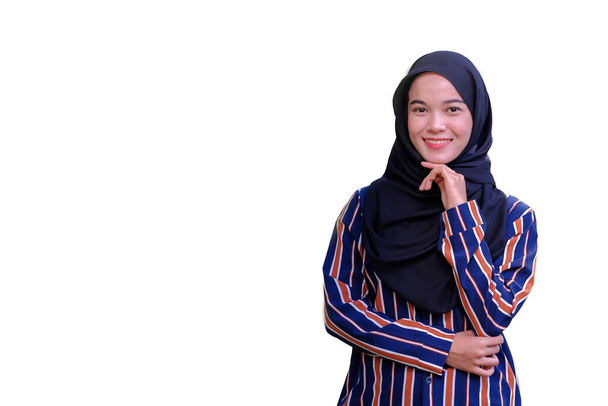 Portrait de mignonne dame asiatique malaise portant hijab en plein air. - Photo, image