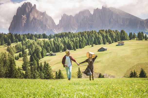 Beautiful young couple travelling in the Dolomites, Italy - Two lovers having a day trip in the nature - Foto, afbeelding