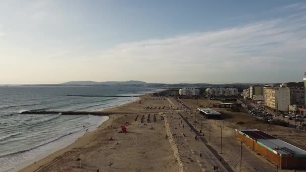 Costa da Caparica, Lizbon, Portekiz 'de Atlantik Okyanusu' nda günbatımının görüntüsü. Gün batımında kumsalın havası ve gün batımı. - Video, Çekim
