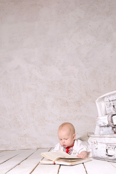 Boy on white painted floor - Φωτογραφία, εικόνα