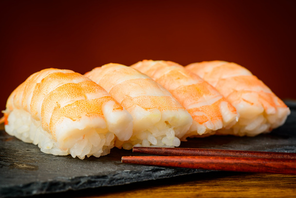 Sushi nigiri com camarões
 - Foto, Imagem