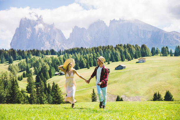Gyönyörű fiatal pár utazik a Dolomitok, Olaszország - Két szerelmes, amelynek egy napos kirándulás a természetben - Fotó, kép