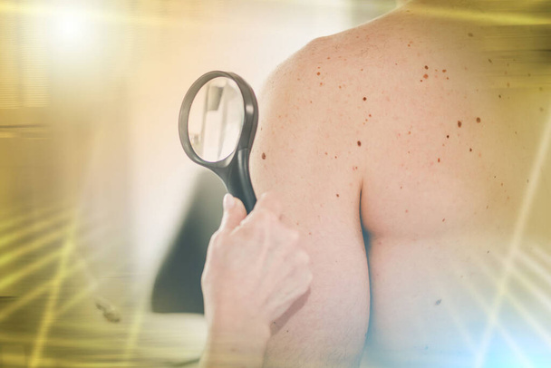 Dermatolog vyšetřující kůži na rameni pacienta; vícenásobná expozice - Fotografie, Obrázek