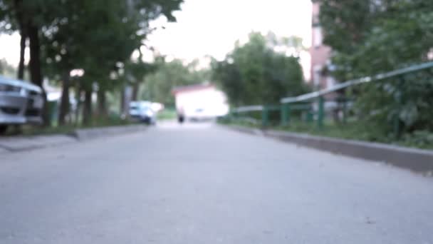 Kaukasisches kleines Mädchen in Rock und Sandalen läuft draußen auf der Straße davon - Filmmaterial, Video