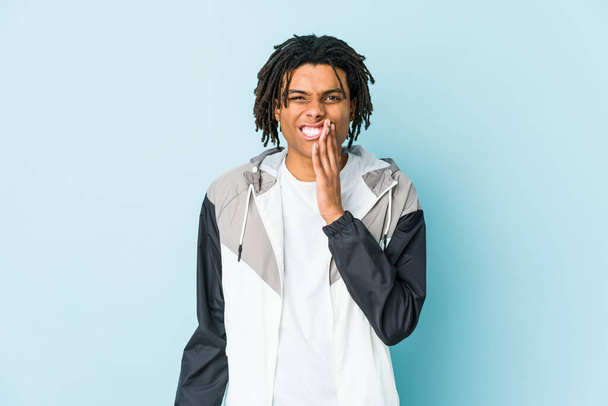Young african american sport man having a strong teeth pain, molar ache. - 写真・画像