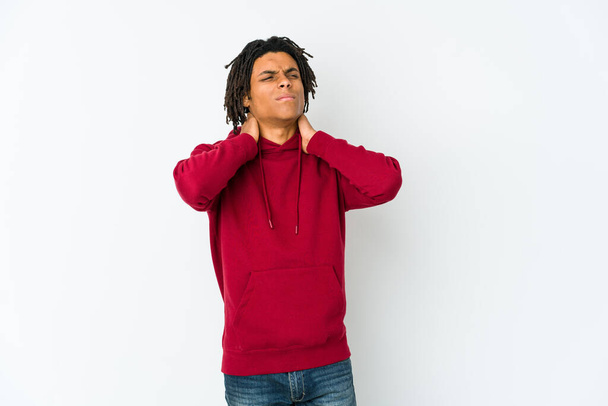 Junger afrikanisch-amerikanischer Rastamann leidet unter Nackenschmerzen aufgrund seines sitzenden Lebensstils. - Foto, Bild
