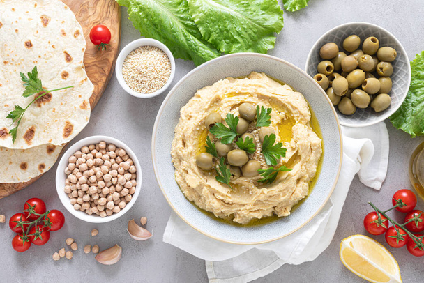 Chickpea hummus with green olives - Foto, Imagem