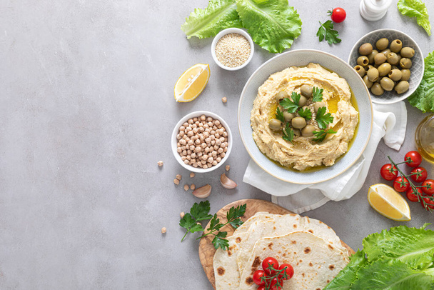 Chickpea hummus with green olives - Foto, immagini