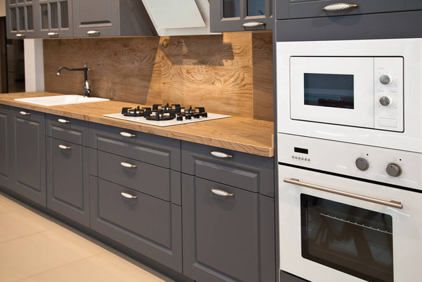 Wnętrze luksusowego nowoczesnego sprzętu kuchennego i szare szafki - Zdjęcie, obraz