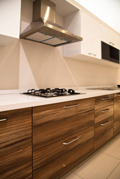Интерьер современной кухонной техники, шкафы из белого и грецкого ореха - Фото, изображение