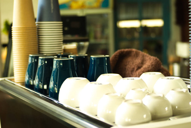 Διαφορετικοί τύποι κούπες καφέ σε μια καφετέρια. - Φωτογραφία, εικόνα