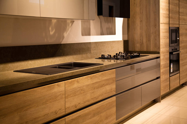 Wnętrze luksusowego nowoczesnego sprzętu kuchennego, szare i dębowe szafki - Zdjęcie, obraz