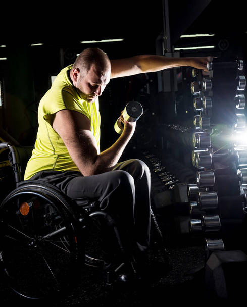 Szkolenie dla niepełnosprawnych na siłowni ośrodka rehabilitacyjnego - Zdjęcie, obraz
