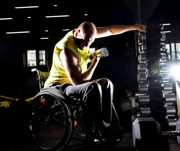 Disabled man training in the gym of rehabilitation center - Zdjęcie, obraz