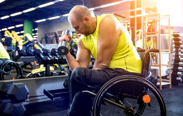Disabled man training in the gym of rehabilitation center - Foto, afbeelding