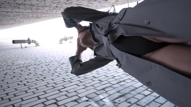 aziatische mooi model dragen trench jas staan in de buurt van muren schot van onderen - Video