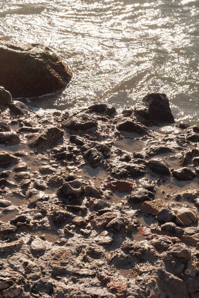 textura de piedra en la orilla del mar Mediterráneo en la ciudad de Sitges, Garraf, Barcelona, Cataluña, España. - Foto, imagen