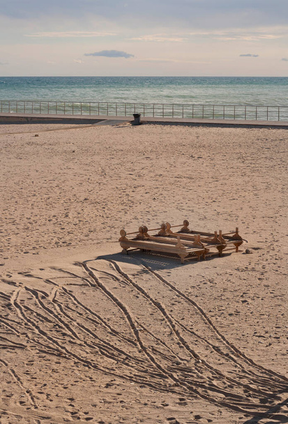Poimia loungers jälkeen päivän rannalla. Sitgesin rannikko, Garrafin alue, Barcelona, Katalonia, Espanja.  - Valokuva, kuva